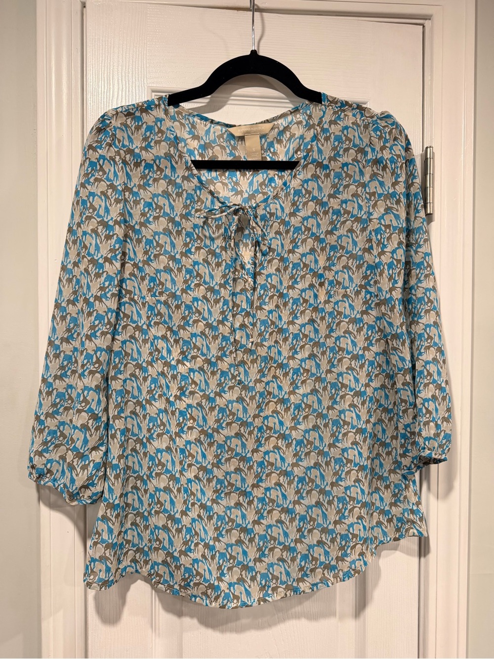 Banana Republic Size S Blue Tan Giraffe Print Lightweight Tie Neck Peasant Top